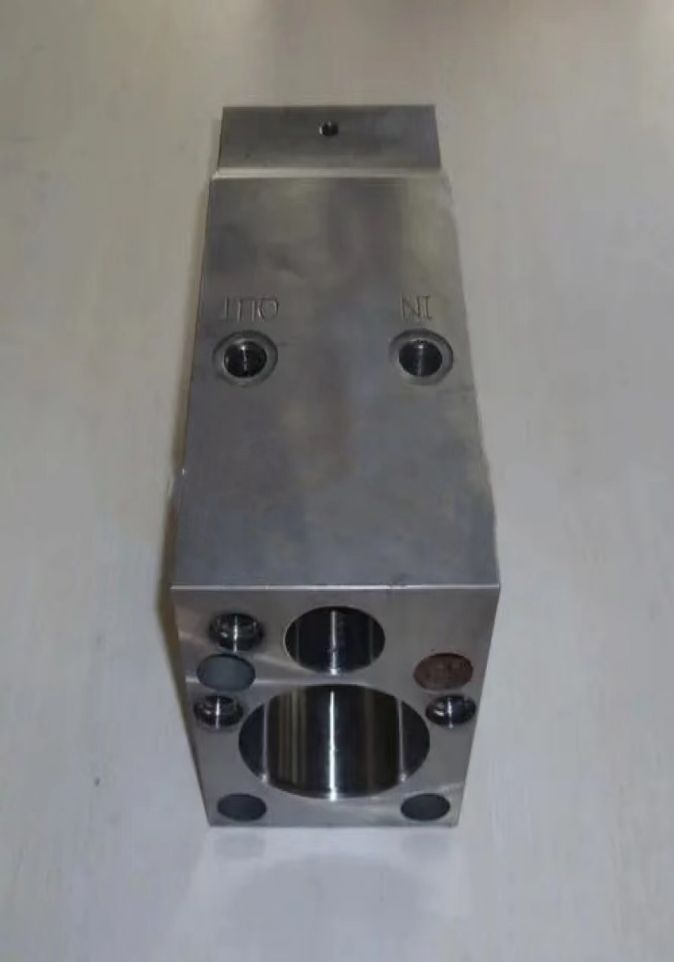 Hydraulic breaker Middle cylinder